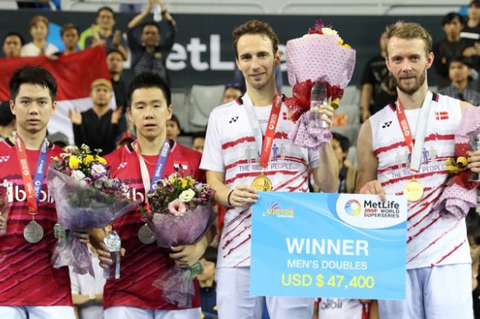 Pasangan ganda putra Indonesia, Marcus Fernaldi Gideon/Kevin Sanjaya Sukamuljo, berada di podium ked