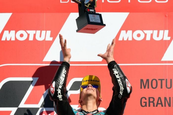 Pebalap Speed Up, Fabio Quartararo, merayakan keberhasilannya finis pertama pada balapan Moto2 GP Jepang di Sirkuit Motegi, Minggu (21/10/2018).