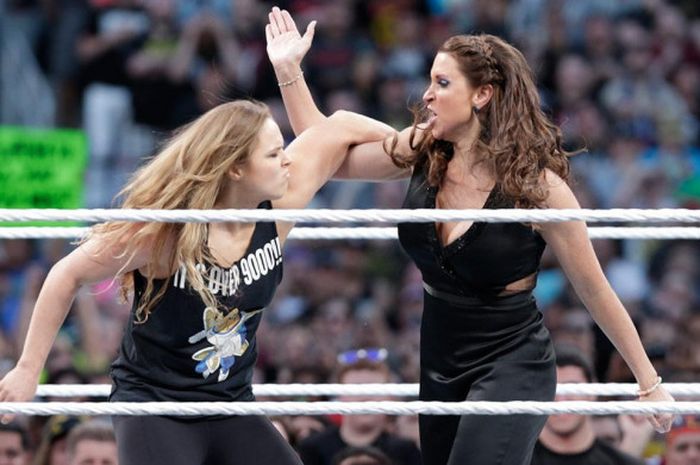 Ronda Rousey (kiri) melawan Stephanie McMahon(kanan) dalam Wrestlemania 32 pada tahun 2016
