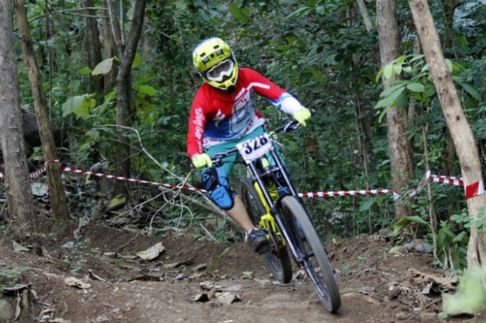 Pebalap Ayu Tria Andriana saat berlaga di 76 Indonesian Downhill di Bukit Hijau.