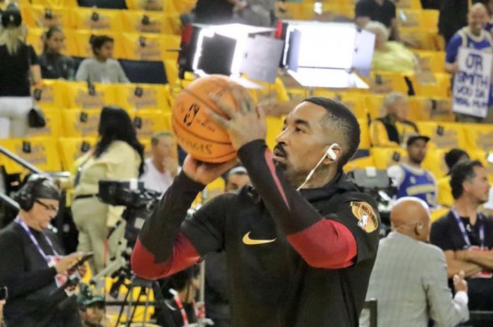 Pemain Cleveland Cavaliers, JR Smith, saat melakoni sesi pemanasan jelang laga kedua NBA Finals 2018 yang berlangsung Minggu (3/6/2018) waktu Amerika Serikat.
