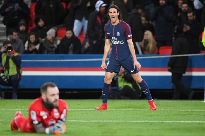 Striker Paris Saint-Germain, Edinson Cavani, merayakan gol yang dia cetak ke gawang Dijon dalam laga Liga Prancis di Stadion Parc des Princes, Paris, pada 17 Januari 2018.