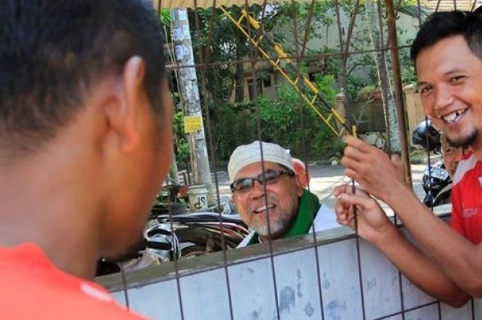 Direktur Teknik PBFC, Iwan Setiawan, hadir menyaksikan latihan Persija dan disapa striker Rahmad Affandi di Lapangan Villa 2000, Pamulang, Tangerang Selatan, pada Selasa (15/3/2016). 