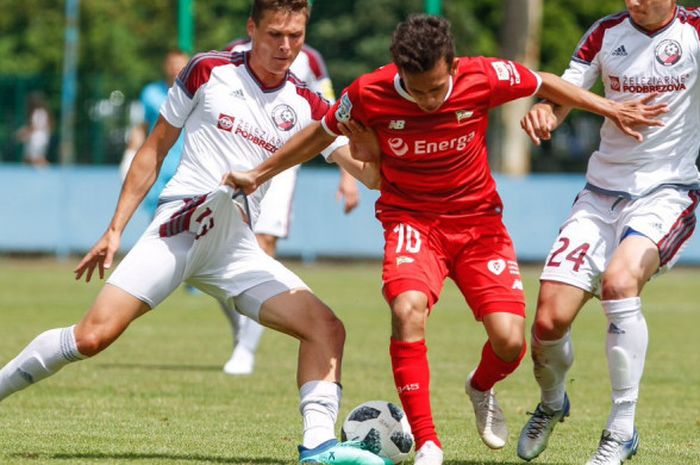 Aksi Egy Maulana Vikri  saat melawan FK Zeleziarne Podbrezova, pada laga ujicoba pramusim kelima Lechia Gdansk, pada Sabtu (7/7/2018)