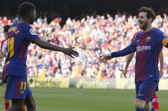   Bintang FC Barcelona, Lionel Messi (kanan), merayakan golnya bersama Ousmane Dembele pada laga Liga Spanyol melawan Athletic Bilbao di Stadion Camp Nou, Minggu (18/3/2018).  