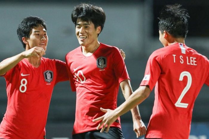 Tiga pemain Timnas U-16 Korea Selatan merayakan kemenangan di Piala Asia U-16 2018.