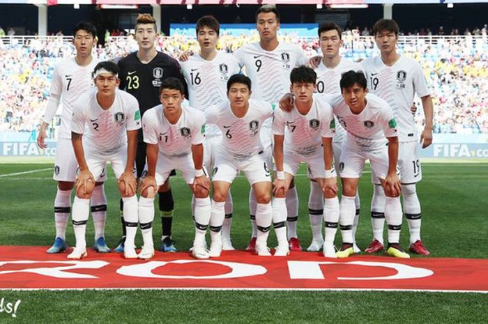 Bek kiri Park Joo-ho (depan, tengah) saat pose dengan pemain timnas Korsel lain jelang laga kontra Swedia untuk partai pertama Grup F Piala Dunia 2018 di Nizhny Novgorod, 18 Juni 2018.