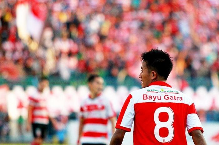 Gestur pemain sayap Madura United, Bayu Gatra, saat melawan Sriwijaya FC dalam laga pekan ke-20 Torabika Soccer Championship 2016, di Stadion Gelora Bangkalan, Jawa Timur, pada Rabu (14/09/2016).
