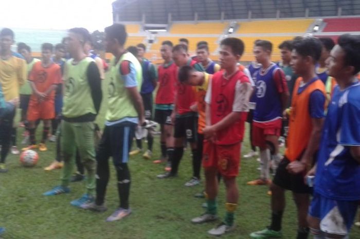 Pemain U-19 asal Sumatera Selatan mengikuti seleksi untuk pemilihan pemain timnas, di Stadion Gelora Sriwijaya Jakabaring Palembang, Maret 2017.