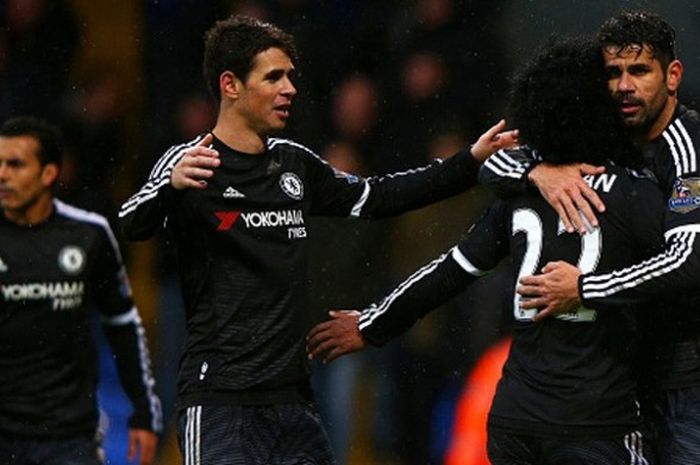 Oscar (dua dari kiri), Willian, dan Diego Costa merayakan gol ketiga Chelsea pada laga EPL kontra Crystal Palace di Selhurst Park (3/1).