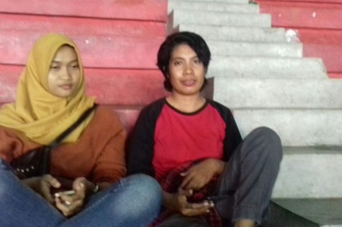 Utami (kiri) dan Ana Syarif (kanan)  penonton dan pendukung Indonesia di tribun GOR Among Rogo, Yogyakarta, saat laga Indonesia vs China, Kamis (12/10/2017).