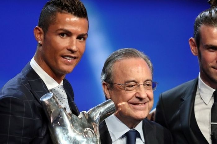 Cristiano Ronaldo (kiri) berpose memegang trofi Pemain Terbaik Eropa dengan didampingi Presiden Real Madrid, Florentino Perez, dan Gareth Bale, di Monaco, 25 Agustus 2016.
