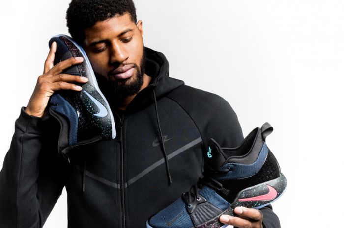  Pebasket NBA dari Oklahoma City Thunder, Paul George memamerkan sepatu signature terbarunya bertajuk Nike PG2. 