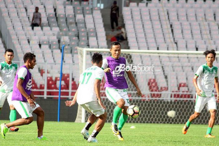 Para pemain PSMS Medan tengah menjajal rumput Stadion Gelora Bung Karno pada Jumat (16/2/2/2018) jelang laga perebutan tempat ketiga Piala Presiden 2018.