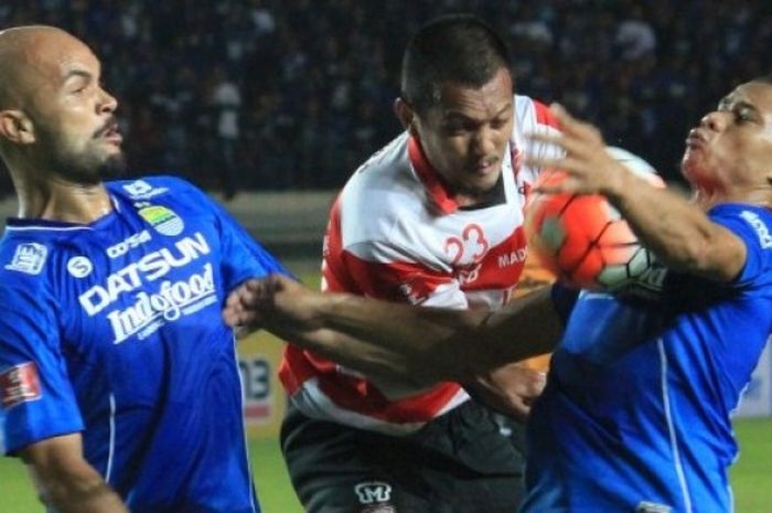 Pemain Madura United, Gilang Ginarsa diapit duo Persib, Sergio van Dijk dan Tantan (kanan) pada laga putaran pertama TSC di Stadion Si Jalak Harupat, Kab Bandung, 28 Mei 2016. 