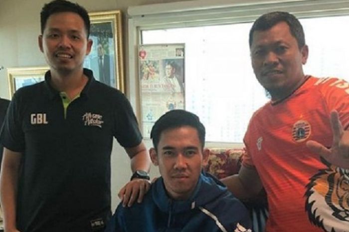 Bek Ryuji Utomo diapit agennya, Gabriel Budi Liminto (kiri) dan perwakilan manajemen Persija, M Darwis saat penandatanganan kontrak di Jakarta, 26 Desember 2018.