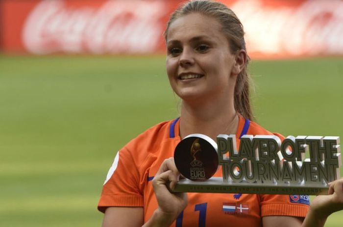 Gelandang Timnas Putri Belanda, Lieke Martins, merayakan bersama trofi Pemain Terbaik Piala Eropa Wanita 2017 di FC Twente Stadium di Enschede, Belanda, pada 6 Agustus 2017.