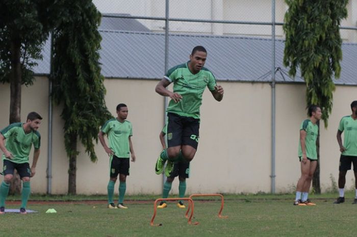 Pedro Henrique Cortes Oliveira Gois dalam sesi latihan bersama Persebaya Surabaya di lapangan Polda Jatim, Surabaya (19/2/2018) kemarin.