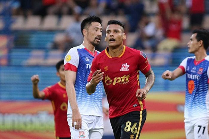 Gelandang Wellington Bruno seusai mencetak gol pertama PTT Rayong ke gawang Trat FC pada lanjutan Liga Thailand 2 2018 di Stadion PTT, 7 Juli 2018. 