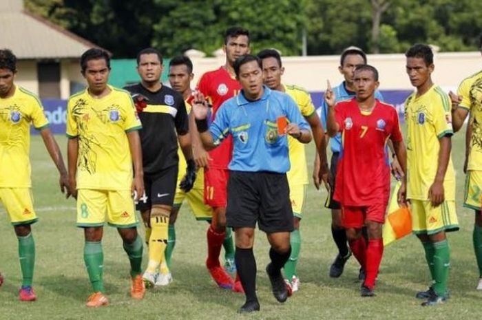 Wasit Annas di antara pemain Persiter (kuning) dan PS Pidie Jaya pada laga putaran nasional Liga Nusantara di Stadion Pandanaran, Kabupaten Semarang, Sabtu (19/11/2016). 