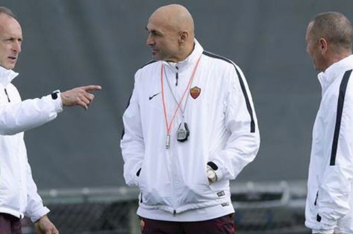 Pelatih AS Roma, Luciano Spalletti (tengah), berdiskusi dengan asisten pelatih Alessandro Pane (kiri), dan Aurelio Andreazzoli.