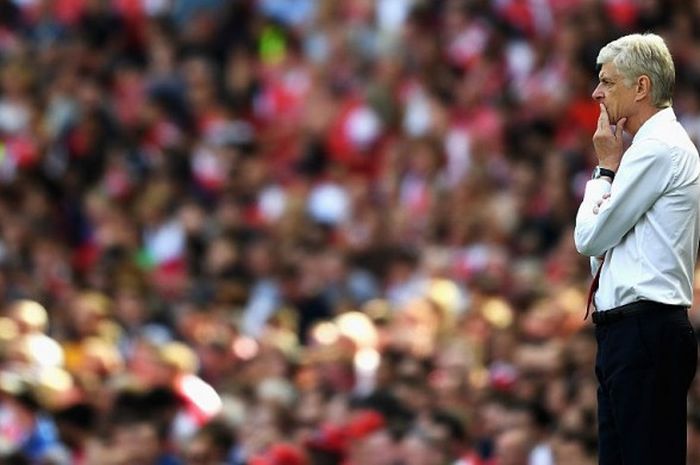 Manajer Arsenal, Arsene Wenger, mengamati timnya saat menghadapi Liverpool dalam laga Premier League di Stadion Emirates, 14 Agustus 2016.