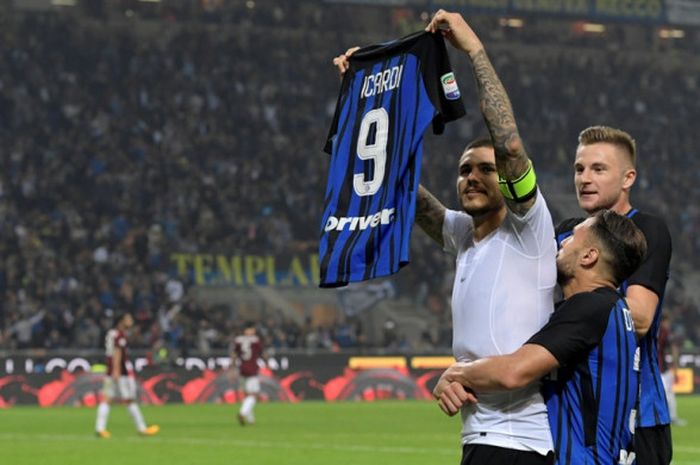 Kapten Inter Milan, Mauro Icardi, merayakan gol yang dia cetak ke gawang AC Milan dalam laga Liga Italia di Stadion Giuseppe Meazza, Milan, pada 15 Oktober 2017.