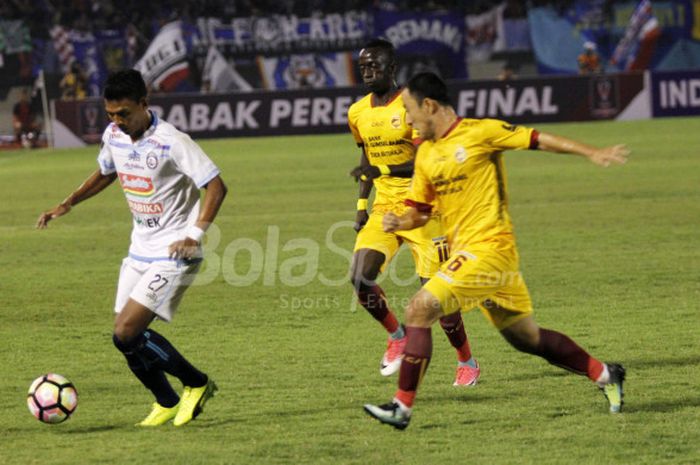 Penyerang Arema FC, Dedik Setiawan menghindari kejaran dua pemain Sriwijaya FC, Makan Konate dan Yu Hyun-koo, pada laga  perempat final Piala Presiden, Minggu (4/2/2018). 