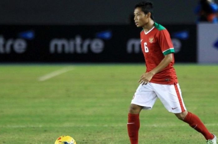  Gelandang timnas Indonesia, Evan Dimas, menggiring bola pada laga perdana Piala AFF 2016 kontra Thailand di Philippine Sports Stadium, Bocaue, Filipina, pada 19 November 2016. 