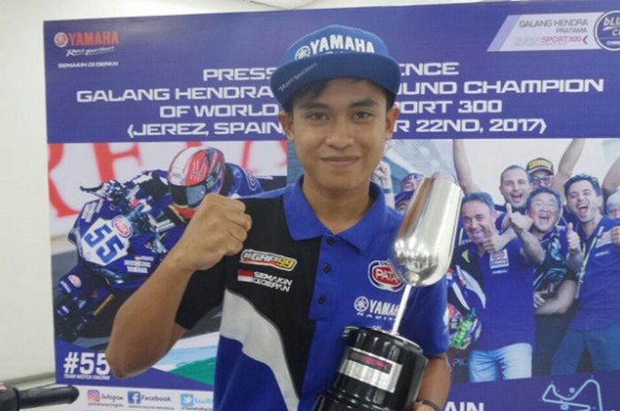 Pebalap Yamaha Indonesia, Galang Hendra Pratama, berpose dengan piala World Supersport 300 saat konferensi pers di Kantor Yamaha Indonesia, Rabu (25/10/2017).