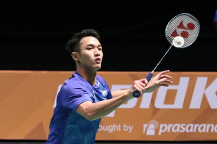 Pebulu tangkis tunggal putra Indonesia, Jonatan Christie, mengembalikan kok ke arah Chanmara Tep (Kamboja) pada partai pertama di  Axiata Arena, Bukit Jalil, Kuala Lumpur, Malaysia, Selasa (22/8/2017).