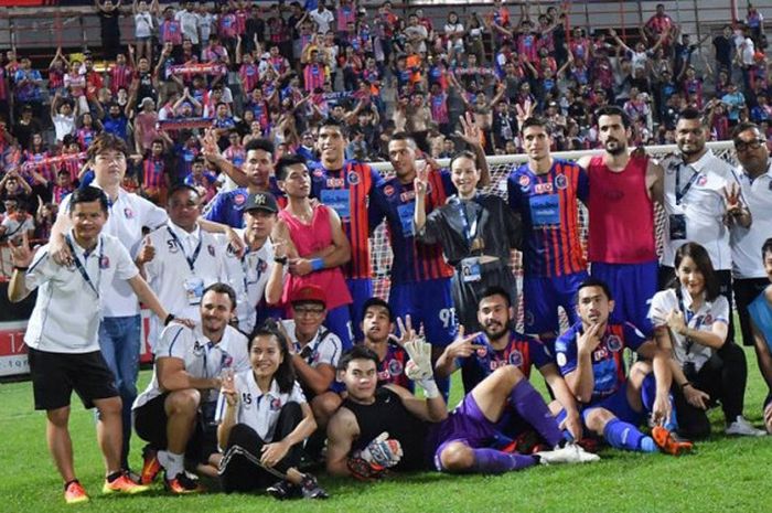 Suka cita para pemain, pelatih, dan ofisial Port FC seusai mengalahkan Ratchaburi FC pada laga pekan ketiga Liga Thailand 1 musim 2018 di Stadion PAT, Bangkok, 24 Februari 2018. 