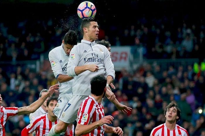 Ikon Real Madrid, Cristiano Ronaldo, menyundul bola dalam pertandingan La Liga kontra Athletic Bilbao di Santiago Bernabeu, Madrid, Spanyol, 23 Oktober 2016.