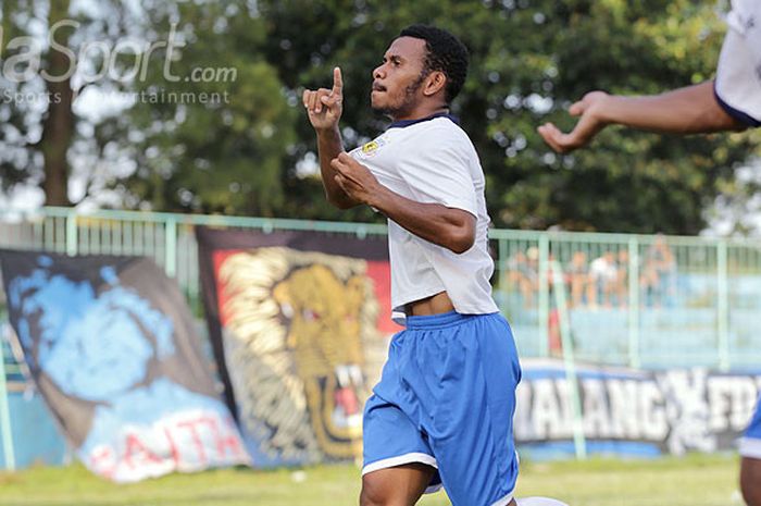 Striker Arema Indonesia, Daud Irfan Kararbo, melakukan selebrasi seusai mencetak gol ke gawang Persikoba dalam laga lanjutan Liga 3 Regional Jawa Timur di Stadion Brantas Batu, Jawa Timur, Rabu (11/04/2018) sore.