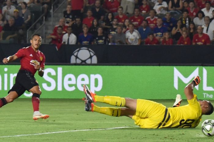 Alexis Sanchez saat mencetak gol Manchester United ke gawang AC Milan dalam partai  International Champions Cup di Stadion StubHub Center, Carson, 25 Juli 2018.
