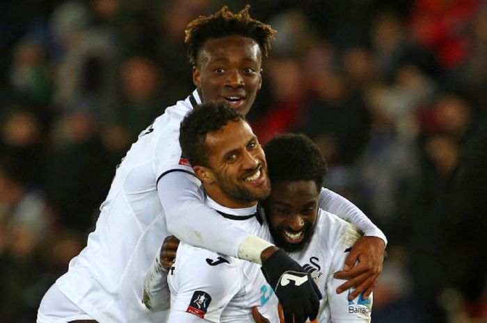 Gelandang Swansea City, Wayne Routledge (tengah), merayakan golnya bersama Tammy Abraham (kiri) dan Nathan Dyer dalam laga ulangan babak keempat Piala FA kontra Notts County di Stadion Liberty, Swansea, pada 6 Februari 2018.