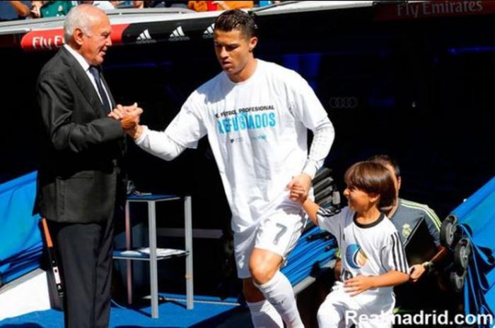 Cristiano Ronaldo Mengajak anak imigran Suriah masuk ke lapangan
