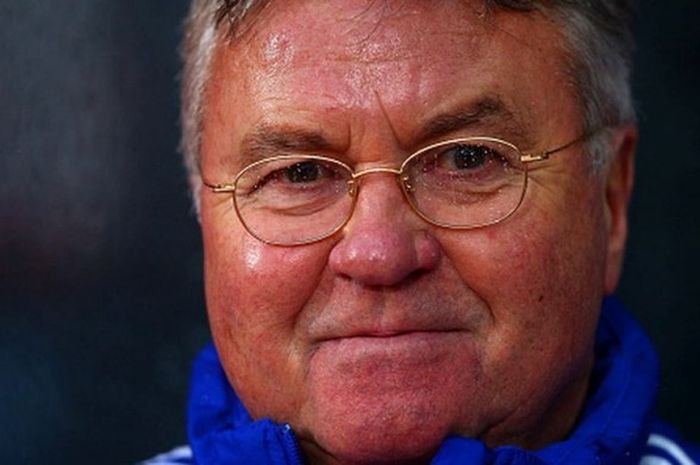 Manajer Chelsea, Guus Hiddink, tersenyum sebelum pertandingan Premier League kontra Crystal Palace di Selhurst Park, London, Inggris, 3 Januari 2016.