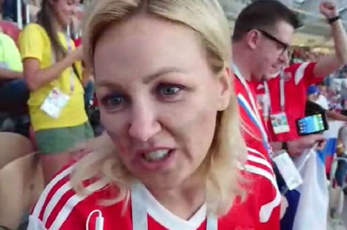 Salah satu fans Rusia yang turut menyaksikan laga 16 besar Piala Dunia 2018 antara Rusia vs Spanyol di Stadion Luzhniki, Minggu (1/7/2018)