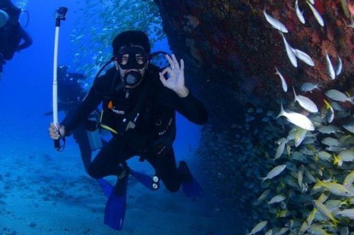 Menyelam di lautan biasa disebut dengan diving.