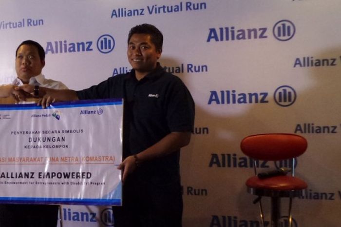 Head of Corporate Social Responsibility Allianz Indonesia, Indra Yuliawan, menyerahkan secara simbolis bantuan dana senilai total Rp 500 juta dari progam Allianz Virtual Run 2016 Dare to Share kepada perwakilan komunitas penyandang disabilitas.