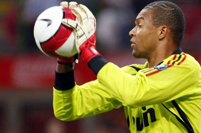 Kiper AC Milan, Nelson Dida, saat menangkap bola dalam pertandingan Trofeo Berlusconi menghadapi Juv