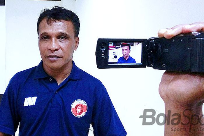 Pelatih Perseru Serui, Alexander Saununu memberi keterangan kepada awak media usai pertandingan hari pertama laga kedua Piala Presiden 2018 Grup C melawan Madura United di Stadion Gelora Bung Tomo Surabaya, Jawa Timur, Kamis (18/01/2018) malam.