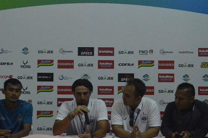 Coach Vincenzo Alberto Annese saat memberikan keterangan usai laga PSIS Semarang Vs PSMS Medan di Stadion Moch Soebroto, Magelang, Minggu (15/4/2018).