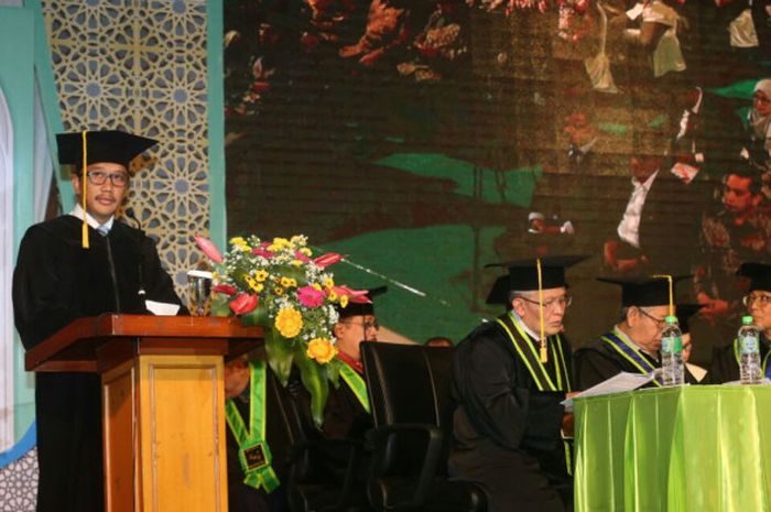 Menteri Pemuda dan Olahraga Imam Nahrawi menerima gelar Doktor Honoris Causa dari Universitas Islam Negeri Sunan Ampel Surabaya (UINSA), Kamis (14/9/2017).