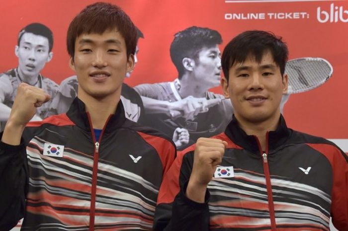 Pasangan ganda putra Korea Selatan, Ko Sung-hyun (kanan) dan Shin Baek-cheol (kiri), berfoto untuk wartawan saat menajalani sesi konferensi pers Kejuaraan Dunia BWF di Jakarta, 9 Agustus 2015.