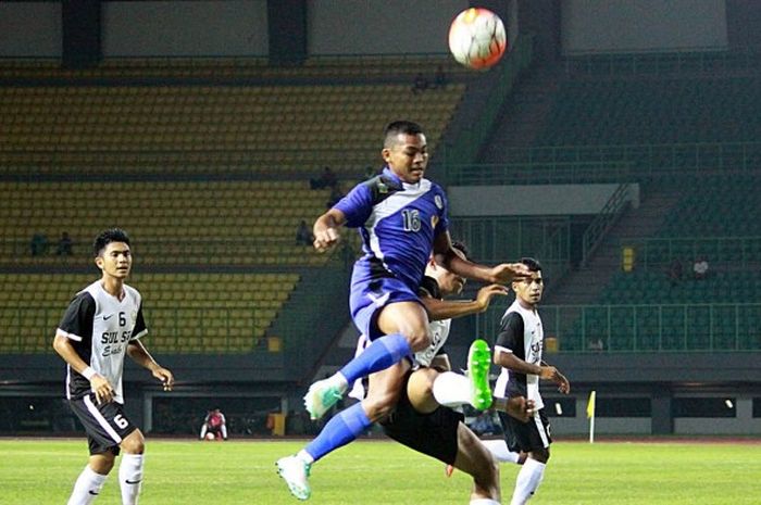 Fiwi Dwipan berusaha melewati pemain Sulsel dalam laga perdana (14/9/2016) malam di Stadion Patriot Bekasi. 