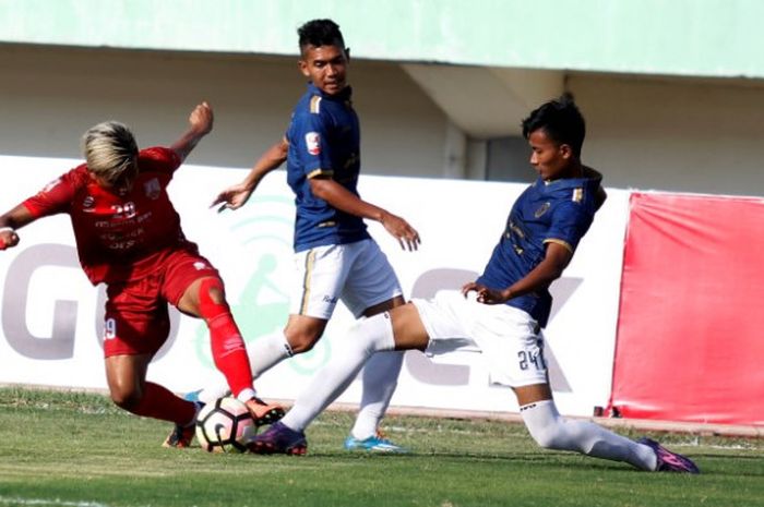 Penyerang Persis Solo Rudiyana (kiri) mencoba melewati adangan dua pemain Persiba Bantul pada laga lanjutan Grup 4 Liga 2 musim 2017 di Stadion Manahan, Solo, Kamis (3/8/2017). 