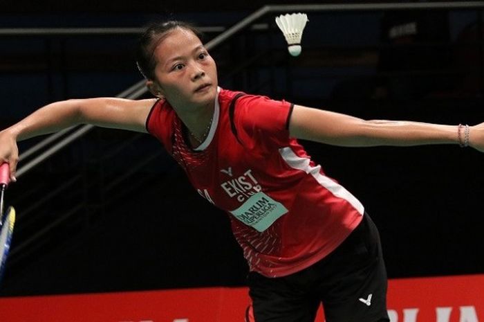 Pebulu tangkis tunggal putri tim Tjakrindo Masters, mengembalikan kok ke arah Hanan Ramadini (Mutiara Cardinal) pada babak semifinal Djarum Superliga 2017 yang berlangsung di DBL Arena, Surabaya, Jumat (24/2/2017).