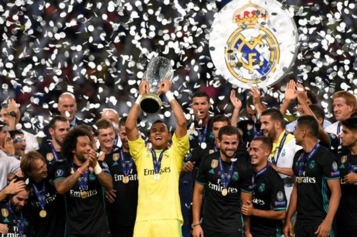 Para pemain Real Madrid berpose dengan trofi Piala Super Eropa 2017 setelah menaklukkan Manchester United di Philip Arena II, Skopje, 8 Agustus 2017.